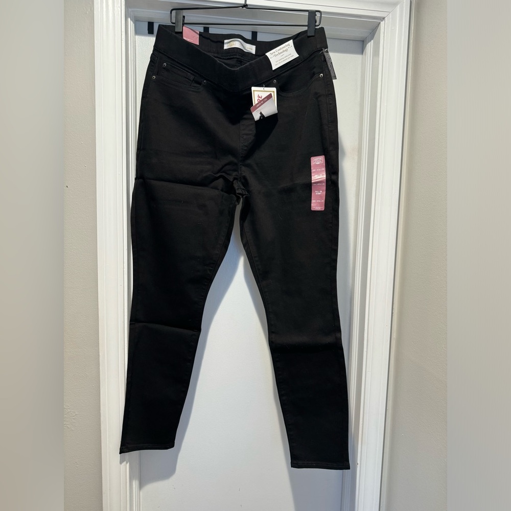 BNWT Levi’s shaping pull on skinny jeans- size 18 W34 L30